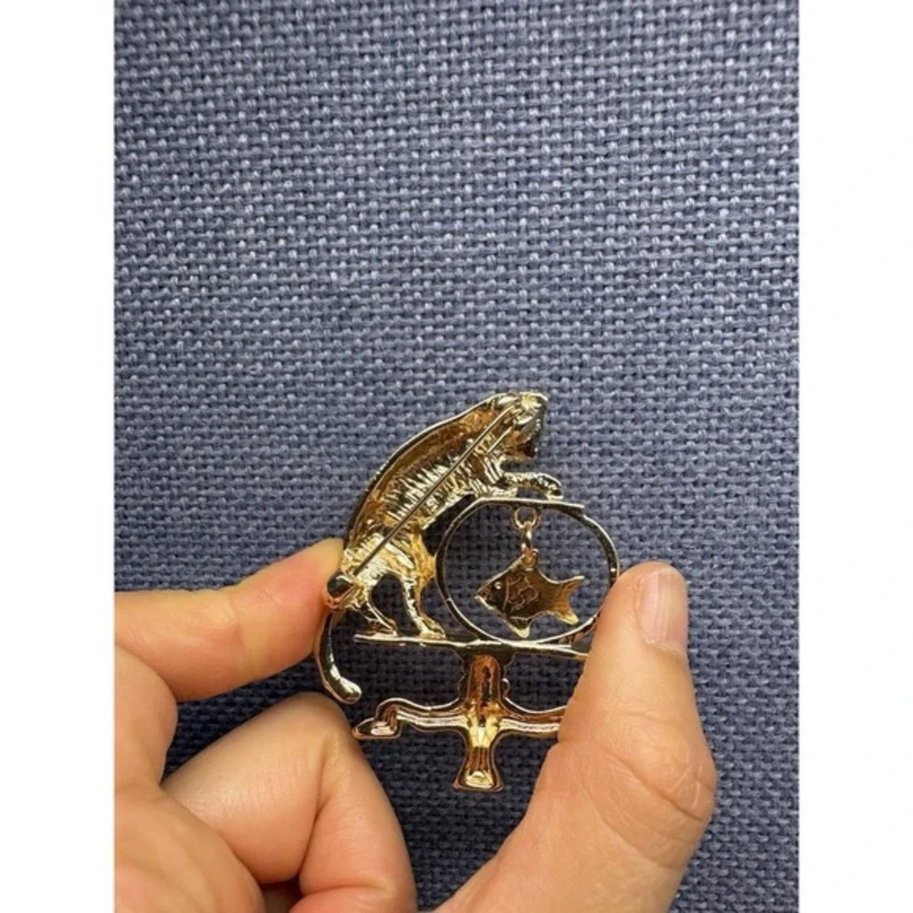 Vintage Style‎ Gold Cat & Fish Brooch Pin – Animal Design, Collectible Jewelry